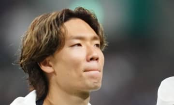 板倉滉も出場。無観客で再開のアヤックス戦、潜り込んだ“来客”をカメラが映し出す。サポーターの花火大量投下により2日間延期