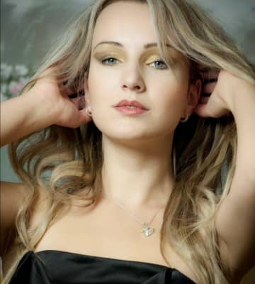 脱・冬の地味見え。街で目を惹く人は「足元の透け」と「鎖骨下の輝き」で差をつける