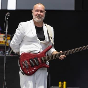 リンプ・ビズキット、サム・リヴァース死後初の公演で追悼