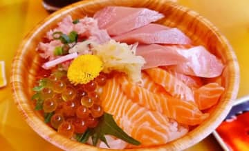 「築地は早朝から開いてます」って英語でどう言う？