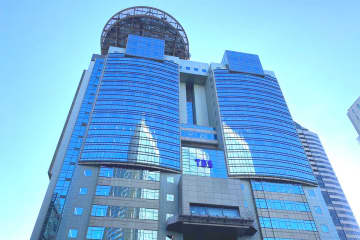 「テレビにゴミ付いてると思ったら」生放送出演者にレーザー照射、企画に視聴者衝撃