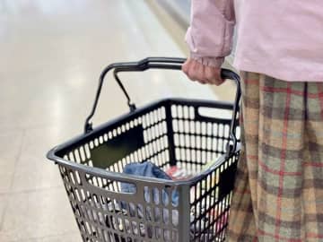 「0歳赤ちゃんを抱っこしたまま買い物に行った私。荷物を詰めようとしていると高齢の女性客が...」（愛媛県・30代女性）