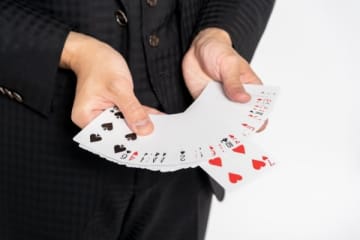 顧客の葬儀で「手品」を披露！自由すぎる社長にドン引きした女性　「きちんとした社長でいてほしかった」