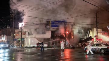 函館・五稜郭近くの火災が11時間半後に鎮圧…隣接ビルにも延焼し深夜も消火活動