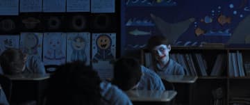 ネタバレ厳禁ミステリー『WEAPONS/ウェポンズ』大ヒットスタート！ナゾに迫る特別映像&場面写真解禁！