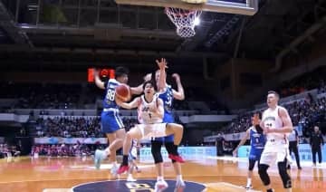 神業マジック！172cm日本代表PG、200cm超えダブルブロックを無効化「流川楓やん」「何回フェイク入れた？」齋藤拓実に解説・ファン驚愕【バスケＷ杯予選】