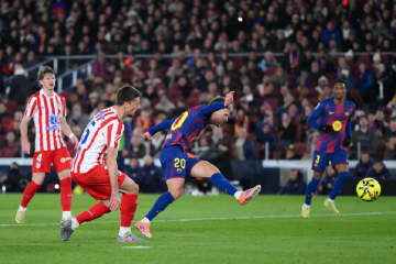 バルセロナ、逆転勝利でラ・リーガ5連勝！　D・オルモの決勝弾で“絶好調”アトレティコを撃破