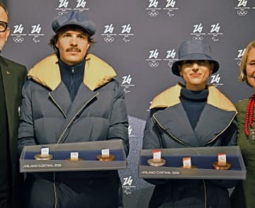 メダル授与の服装お披露目　ミラノ五輪、深い青基調