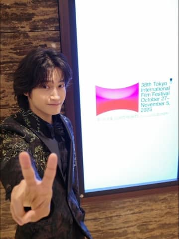 「とんでもない表紙」Aぇ! group佐野晶哉、笑顔＆素肌全開ベッドショットが沸騰  「合成かと」の声も