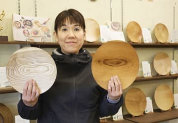 里山整備で放置された伐採木、食器に　父の背中に学び、虫食い跡も「本来の姿」