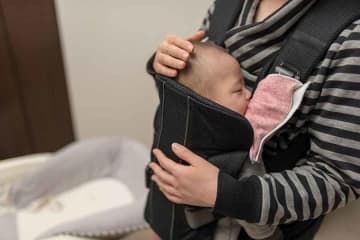 「ゆるいと思っていた」「子どもがのけぞり落下」　保護者が語る瞬間　日常に潜む抱っこ紐の危険を国民生活センターが警告