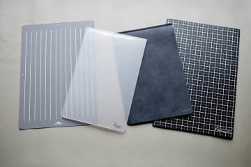 【文具知新】大人にこそ使って欲しい! 書き物をグッと快適にする「下じき」