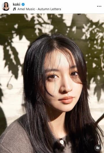 工藤静香とKoki，「お出かけ」親子2ショット...顔に手を添え、同じポーズで笑顔　バッグはヴィトンで