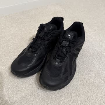 「黒スニーカー」の意外とやりがちな落とし穴！大人女子はどう履くのが正解？NG＆OKコーデ