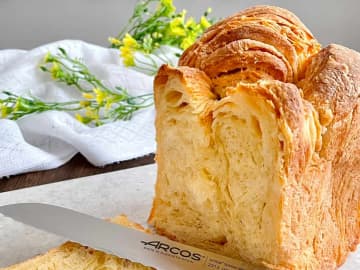パン屋さん級のサクふわ感！おうちで手軽に作れる「魅惑のデニッシュ食パン」