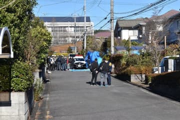 夫死亡、おの2本たたきつけられる…さらに妻と娘も襲われ死亡　頭、首を何度も狙った近所の男が裁判へ　初公判は来年2月　これまで夫婦の車に投石、門など6回傷つけた疑い…何度も男逮捕、しかし不起訴に