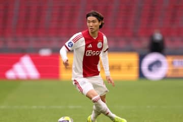 大量花火で中止の一戦が開催…板倉滉が中盤でフル出場のアヤックスが2発快勝