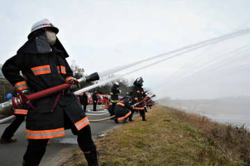 新春恒例 ！菰野町消防出初式を開催 　入場パレードや一斉放水の他、はしご車搭乗体験や訓練展示も