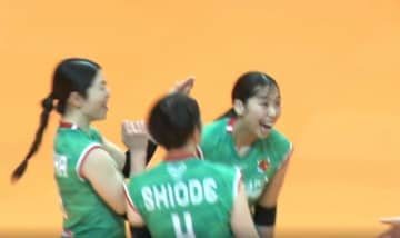 女子バレー、本人も“びっくり”の超曲がって落ちるサーブ 連続エースに自ら驚きリアクション