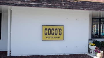 【食レポ】ココスで熱々な「燻製ベーコンと舞茸の包み焼きハンバーグ～トマトと5種チーズのソース～ ライス付き」を実食! 深みのあるチーズ＆トマトソースがウマー! ライス、じゃがバターでお腹もパンパン!