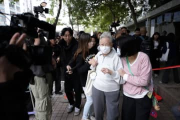 必需品取りに一時帰宅許可、香港　火災免れた1棟の住民