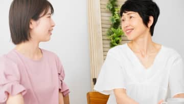 70歳の母が「月8万円で一人暮らしを続けたい」と言っています。年金は月12万円…。娘の私（32歳・手取り22万円）は援助すべき？