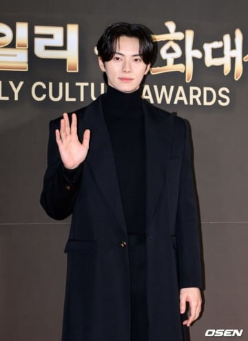 【PHOTO】イ・チェミン＆SHINee ミンホら「第12回イーデイリー文化大賞」レッドカーペットに登場