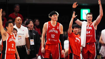 「チーム友達」渡邊雄太がチームメートとの楽しげな集合写真を公開　ホーキンソンと富永キメキメ＆小学生のような渡邉飛勇【バスケ日本代表】