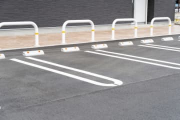 観光地で「コンビニの駐車場」に2時間駐車→戻ってから「罰金3万円」の張り紙にビックリ！ お店で「5000円分」は買い物済みなのに、さらに“駐車代”も払うんですか？ 利用時の注意点とは