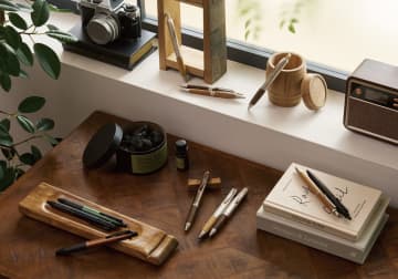 ウイスキー樽で作ったボールペン「ピュアモルト ジェットストリームインサイド」に新シリーズが登場滑らか書き心地のジェットストリームインクを使った4種