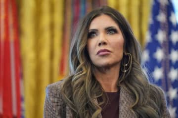 米国土安全保障省、30カ国超を入国禁止対象とするよう勧告　首都での銃撃事件受け