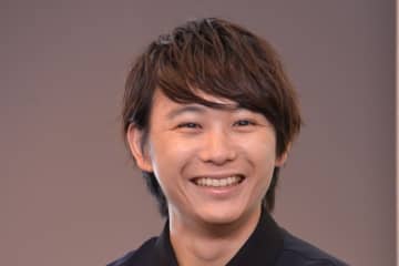 須賀健太が古田新太の還暦を祝福　舞台上で言われた言葉は「一生のご褒美です笑」