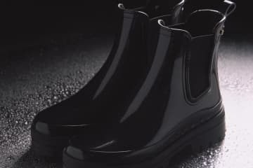 レペット“雨の日も履ける”サイドゴアブーツ、艶やかなオールブラックで