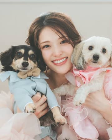 元乃木坂46・松村沙友理が結婚＆妊娠を発表　愛犬とドレス姿披露「日々の気持ちがより豊かに」