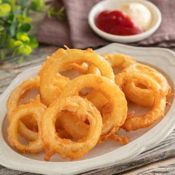 【玉ねぎ1個が瞬殺】「完全にお店の味だわ」衣は「唐揚げ粉」が正解だった！？ビールが秒で消える簡単オニオンリングのレシピ