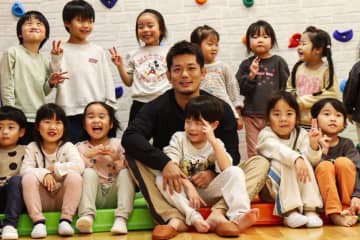 皇治がボルダリング寄付の幼稚園を訪問「偽善者とでもアホとでも何とでも言うたらええ」