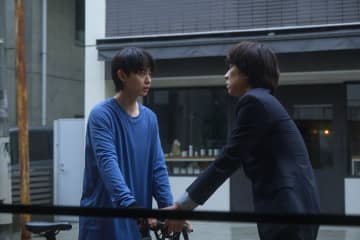 不倫相手・涼（豊田裕大）に現金とクレジットカードを差し出す莉沙（井桁弘恵）。爽やかな素顔に隠された涼の本性が明らかに…