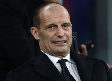 「モウリーニョと同じ道を辿る」12戦無敗で首位に浮上したミランの指揮官をクラブOBが批判「全員がGKの前に並んで…」