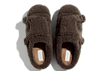 ベッドフォード×スブ“もこもこボア”冬サンダル、モンクストラップ風ベルト付き