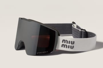 「ミュウミュウ by オークリー」ロゴを配した高機能ゴーグル＆ヘルメット