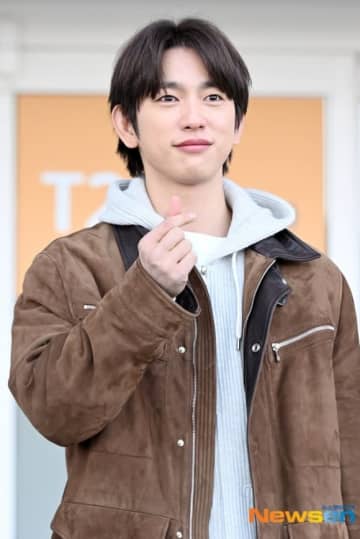 【PHOTO】GOT7 ジニョン、海外スケジュールのため出国…爽やかに挨拶