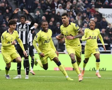 「まさに起死回生」後半ATに劇的同点弾！ トッテナム主将のバイシクルショットにファン喝采「ストライカーか？」「ロメロCFの高井CBありだな」