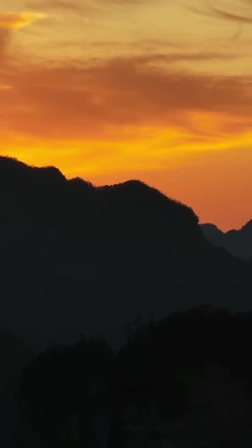 武陵源に日の出と雲海の絶景　中国湖南省