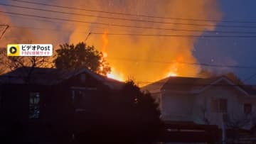 夜空に立ち上る炎…2階建て住宅で火災「電気コード付近から出火したと思われる」と通報した住民　2時間経過も消火活動続く