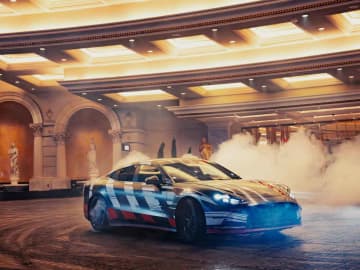 新型「メルセデスAMG GT 4ドアクーペ」がブラッド・ピット×ジョージ・ラッセルとともに短編ムービーに登場