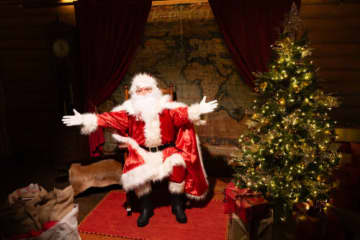 新クリスマスツリーを囲むクリスマスマーケット ハウステンボスの食とショーを満喫する広場が誕生