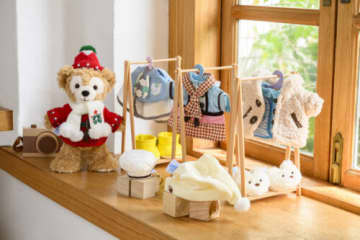 ダッフィーと四季を楽しむコスチューム 3万円超の豪華ボックスセット「ダッフィー&フレンズ20周年：カラフルハピネス」で発売