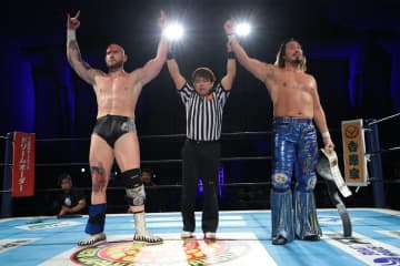 【新日本】ゲイブが“大巨人”石川修司のテーブル葬から生還し、流血の逆転勝利！ 辻「素直に喜べねぇ」とパートナーの狂気に苦言