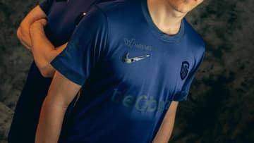 伊東純也が所属のヘンク、「見えない」限定ユニフォームを発表　“認知症”をデザイン