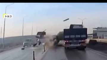 「九死に一生」思わず息を呑む瞬間…対向車に突っ込み車バラバラに、荷台上げたダンプが柱に激突も命に別条なし